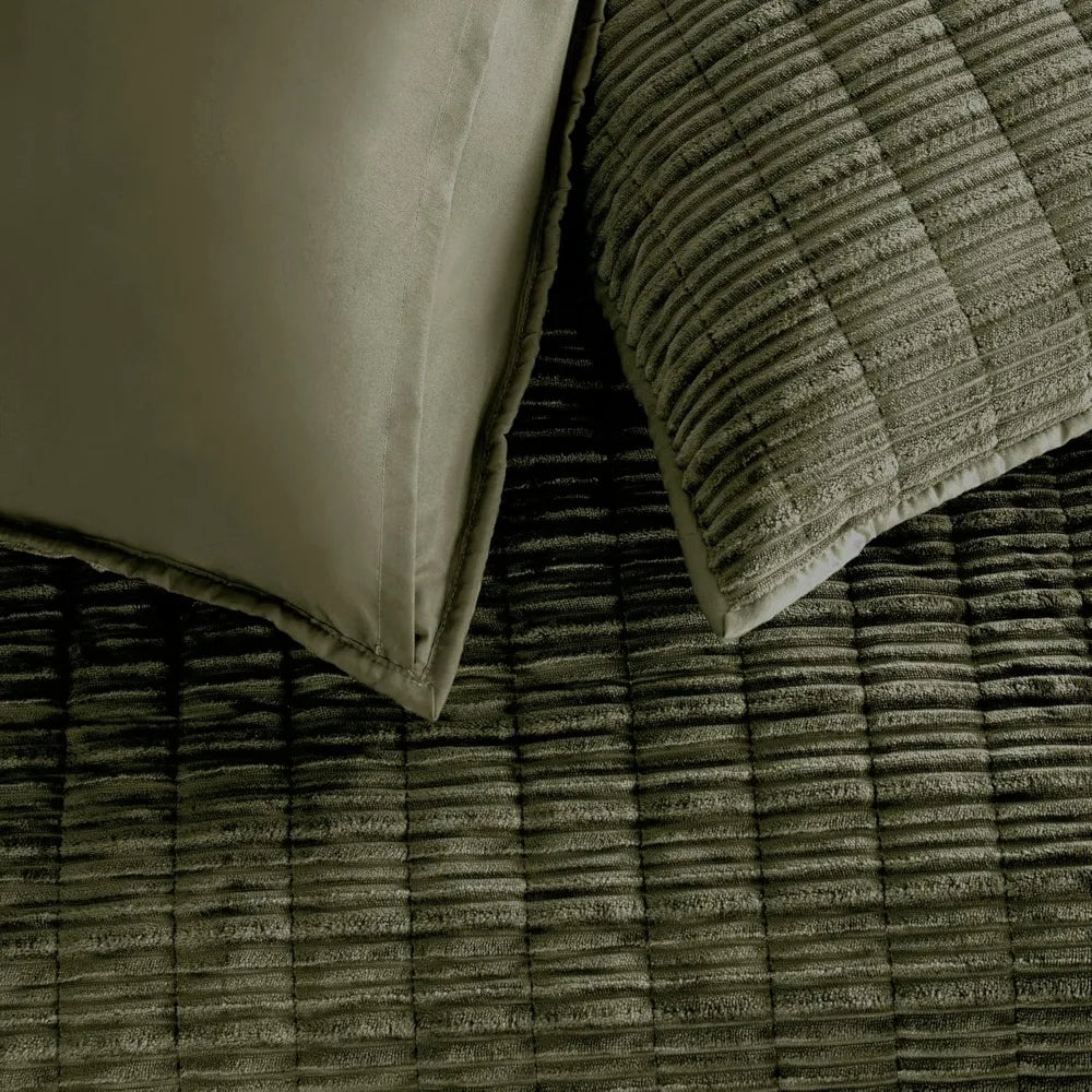 Plush Velvet Quilt - for King Size Beds, Lightweight Comforter,