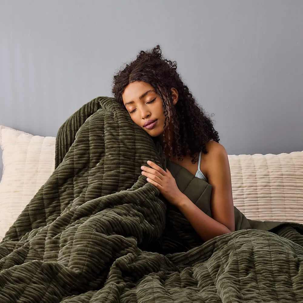 Plush Velvet Quilt - for King Size Beds, Lightweight Comforter,