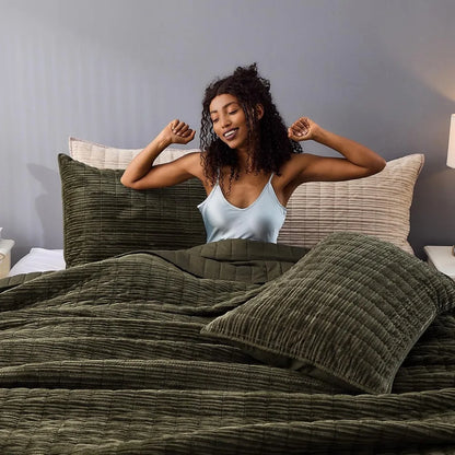 Plush Velvet Quilt - for King Size Beds, Lightweight Comforter,